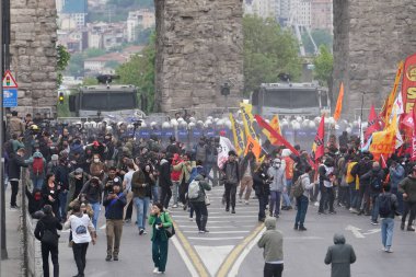 ISTANBUL, TURKIYE - MAYIS 01, 2024: Uluslararası İşçi Bayramı 'nda protestocular Taksim' e yürümek istiyor