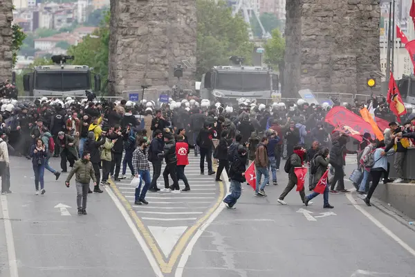ISTANBUL, TURKIYE - MAYIS 01, 2024: Uluslararası İşçi Bayramı 'nda protestocular Taksim' e yürümek istiyor