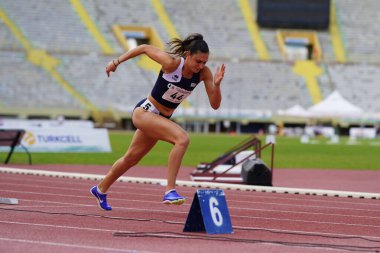 IZMIR, TURKIYE - 25 Mayıs 2024: İzmir Atatürk Stadyumu 'nda düzenlenen Balkan Atletizm Şampiyonası sırasında koşan tanımlanamayan sporcu
