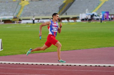 IZMIR, TURKIYE - 25 Mayıs 2024: İzmir Atatürk Stadyumu 'nda düzenlenen Balkan Atletizm Şampiyonası sırasında koşan tanımlanamayan atlet