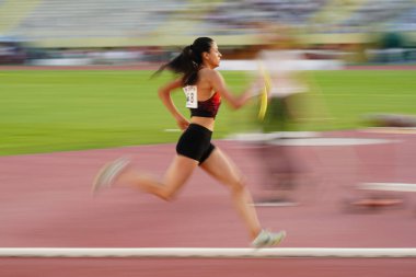 IZMIR, TURKIYE - 25 Mayıs 2024: İzmir Atatürk Stadyumu 'nda düzenlenen Balkan Atletizm Şampiyonası sırasında koşan tanımlanamayan atlet
