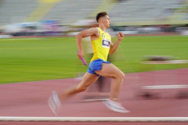 IZMIR, TURKIYE - 25 Mayıs 2024: İzmir Atatürk Stadyumu 'nda düzenlenen Balkan Atletizm Şampiyonası sırasında koşan tanımlanamayan atlet