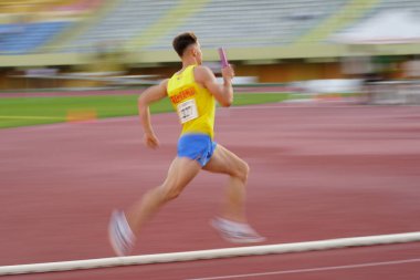 IZMIR, TURKIYE - 25 Mayıs 2024: İzmir Atatürk Stadyumu 'nda düzenlenen Balkan Atletizm Şampiyonası sırasında koşan tanımlanamayan atlet