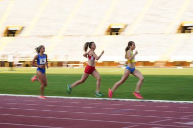IZMIR, TURKIYE - 25 Mayıs 2024: Balkan Atletizm Şampiyonası sırasında İzmir Atatürk Stadyumu 'nda koşan sporcular