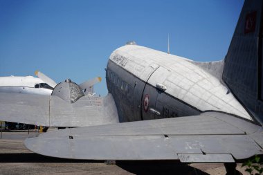 ISTANBUL, TURKIYE - Haziran 01, 2024: Türk Hava Kuvvetleri Douglas C-47A Skytrain (13877) İstanbul Havacılık Müzesi 'nde sergilendi