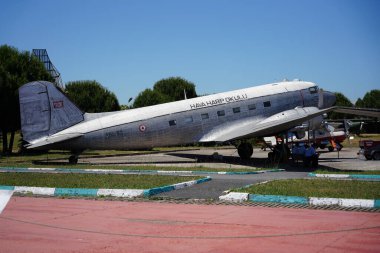 ISTANBUL, TURKIYE - Haziran 01, 2024: Türk Hava Kuvvetleri Douglas C-47A Skytrain (13877) İstanbul Havacılık Müzesi 'nde sergilendi