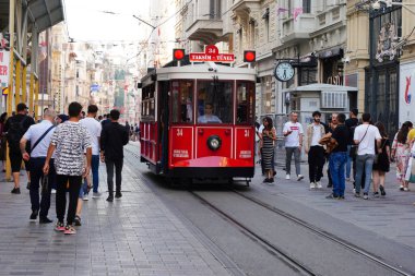 İSTANBUL, TÜRKİYE - HAZİRAN 05, 2024: İstanbul İstiklal Caddesi 'ndeki Eski Kızıl Tramvay