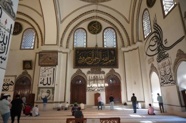 BURSA, TURKIYE - 30 Haziran 2023: Bursa Büyük Camii, Ulu Camii Bursa Şehri. Cami, mimar Ali Neccar tarafından 1396-1399 yıllarında tasarlanıp inşa edilmiştir.