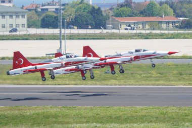 İSTANBUL, TURKIYE - 30 Nisan 2023: Türk Yıldızları ve Türk Hava Kuvvetleri akrobatik gösteri ekibi İstanbul Teknofest sırasında İstanbul Atatürk Havalimanı 'nda sergilendi