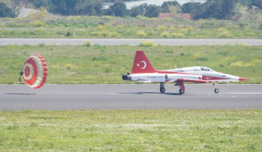 İSTANBUL, TURKIYE - 30 Nisan 2023: Türk Yıldızları ve Türk Hava Kuvvetleri akrobatik gösteri ekibi İstanbul Teknofest sırasında İstanbul Atatürk Havalimanı 'nda sergilendi