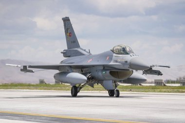 KONYA, TURKIYE - MAYIS 09, 2023: Türk Hava Kuvvetleri General Dynamics F-16C Fighting Falcon (4R-84) Anadolu Kartal Hava Kuvvetleri Tatbikatı sırasında Konya Havalimanı 'nda taksicilik yapıyor