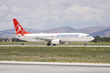 KONYA, TURKIYE - MAYIS 09, 2023: Türk Hava Yolları Boeing 737-8F2 (60031) Konya Havalimanı 'ndan kalkış