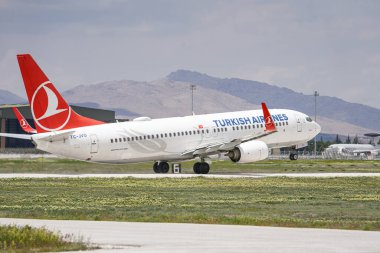 KONYA, TURKIYE - MAYIS 09, 2023: Türk Hava Yolları Boeing 737-8F2 (60031) Konya Havalimanı 'ndan kalkış