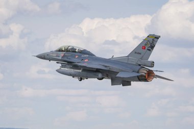 KONYA, TURKIYE - MAYIS 09, 2023: Türk Hava Kuvvetleri General Dynamics F-16D Fighting Falcon (4S-14) Anadolu Kartal Hava Kuvvetleri Tatbikatı sırasında Konya Havalimanı 'ndan havalandı