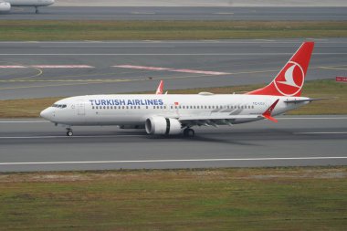 ISTANBUL, TURKIYE - 17 Haziran 2023: Türk Havayolları Boeing 737-8MAX (60052) İstanbul Uluslararası Havaalanına indi