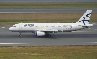 ISTANBUL, TURKIYE - 17 Haziran 2023: Ege Havayolları Airbus A320-232 (3745) İstanbul Uluslararası Havaalanına indi