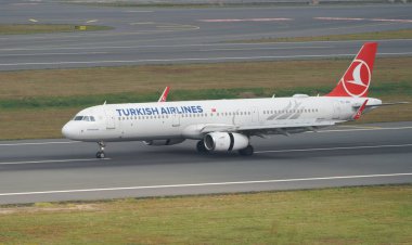 ISTANBUL, TURKIYE - 17 Haziran 2023: Türk Havayolları Airbus A321-231 (6563) İstanbul Uluslararası Havaalanına indi