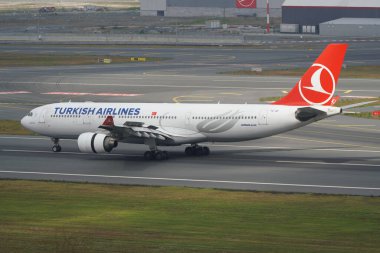 ISTANBUL, TURKIYE - 17 Haziran 2023: Türk Havayolları Airbus A330-223 (876) İstanbul Uluslararası Havaalanına indi