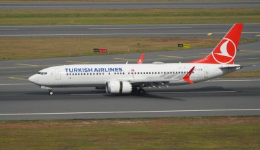 ISTANBUL, TURKIYE - 17 Haziran 2023: Türk Havayolları Boeing 737-8MAX (60053) İstanbul Uluslararası Havaalanına indi
