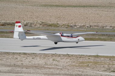 ESKISEHIR, TURKIYE - 17 Eylül 2023: Türkiye Havacılık Derneği PZL-Bielsko SZD-50-3 Puchacz (B-1727) Sivrihisar SHG Airshow 'da sergilendi