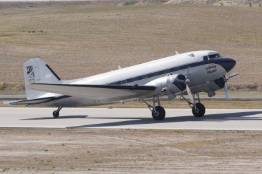 ESKISEHIR, TURKIYE - 17 Eylül 2023: M.S.O Air and Space Museum Douglas DC-3A (2204) Sivrihisar SHG Airshow 'da sergilendi