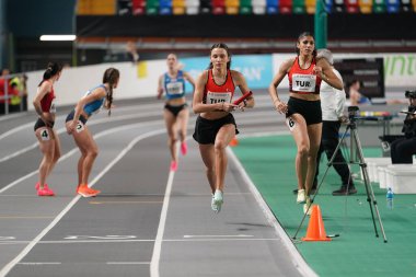 İSTANBUL, TURKIYE - 10 Şubat 2024: Balkan Atakoy Atletizm Şampiyonası sırasında 4x400 metre bayrak koşan sporcular