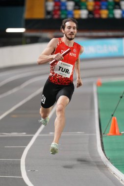 İSTANBUL, TURKIYE - 10 Şubat 2024: Atakoy Atletizm Arena 'da düzenlenen Balkan Atletizm Şampiyonası sırasında 4x400 metre bayrak koşusu yapan tanımlanamayan sporcu