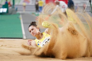 ISTANBUL, TURKIYE - 10 Şubat 2024: Atakoy Atletizm Arenasında düzenlenen Balkan Atletizm Şampiyonası sırasında tanımlanamayan atlet