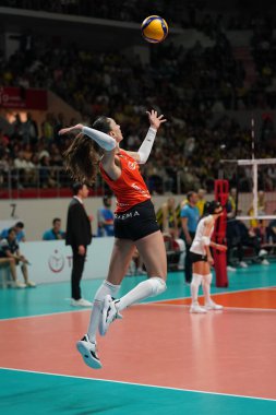 ISTANBUL, TURKIYE - 13 Nisan 2024: Hande Baladin, Burhan Felek Spor Salonu 'nda oynanan Fenerbahçe Opet vs Eczacibasi Dynavit Türk Sultanlar Ligi karşılaşmasında hizmet veriyor