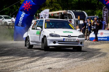 BURSA, TURKIYE - 18 Mayıs 2024: Bursa Rallisi 'nde ralli araba yarışı