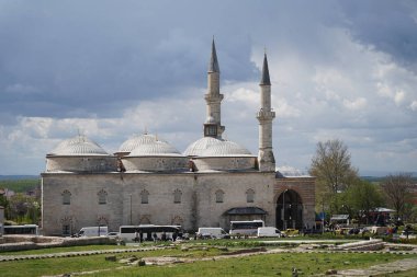 EDIRNE, TURKIYE - Nisan 07, 2024: Eski Cami, Eski Cami, Edirne City. Cami 1414 yılında inşa edildi.