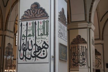 BURSA, TURKIYE - 30 Haziran 2023: Bursa Büyük Camii, Ulu Camii Bursa Şehri. Cami, mimar Ali Neccar tarafından 1396-1399 yıllarında tasarlanıp inşa edilmiştir.