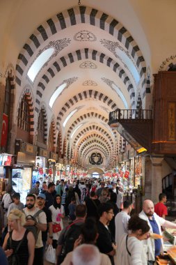 İSTANBUL, TÜRKİYE - 3 Temmuz 2023: insanlar Spice Bazaar 'da alışveriş yapıyor. Baharat Pazarı İstanbul 'un en eski pazarlarından biri.