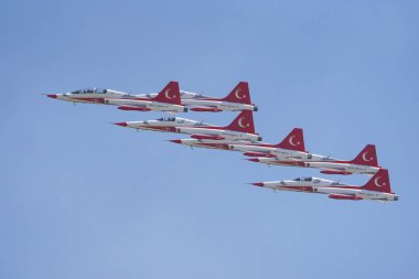 İSTANBUL, TURKIYE - 30 Nisan 2023: Türk Yıldızları ve Türk Hava Kuvvetleri akrobatik gösteri ekibi İstanbul Teknofest sırasında İstanbul Atatürk Havalimanı 'nda sergilendi