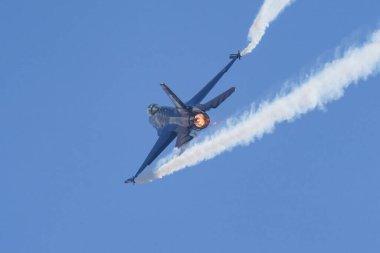 İSTANBUL, TURKIE - MAYIS 01, 2023: SOLOTURK, Türk Hava Kuvvetleri Generali Dinamik F-16C Savaş Şahini Teknofest İstanbul 'u sırasında İstanbul Atatürk Havalimanı' nda sergileniyor