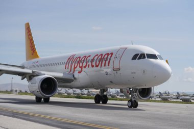 KONYA, TURKIYE - MAYIS 09, 2023: Pegasus Airlines Airbus A320-214 (7145) Konya Havalimanı 'ndan kalkış