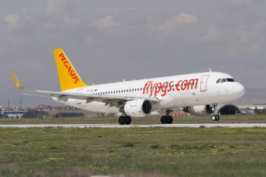 KONYA, TURKIYE - MAYIS 09, 2023: Pegasus Airlines Airbus A320-214 (7145) Konya Havalimanı 'ndan kalkış