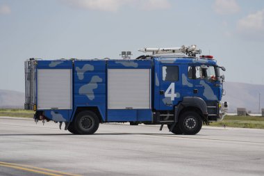 KONYA, TURKIYE - 09 Mayıs 2023: Anadolu Kartal Hava Kuvvetleri Tatbikatı sırasında Konya Havalimanı 'nda Kamyon