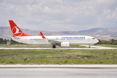 KONYA, TURKIYE - MAYIS 09, 2023: Türk Hava Yolları Boeing 737-8F2 (60031) Konya Havalimanı 'ndan kalkış
