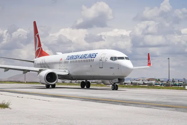 stock image KONYA, TURKIYE - MAY 09, 2023: Turkish Airlines Boeing 737-8F2 (60031) take-off from Konya Airport