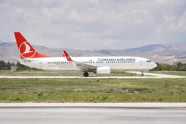 stock image KONYA, TURKIYE - MAY 09, 2023: Turkish Airlines Boeing 737-8F2 (60031) take-off from Konya Airport