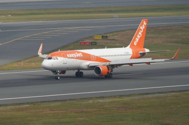 ISTANBUL, TURKIYE - 17 Haziran 2023: EasyJet Airbus A320-214 (6633) İstanbul Uluslararası Havaalanına iniyor