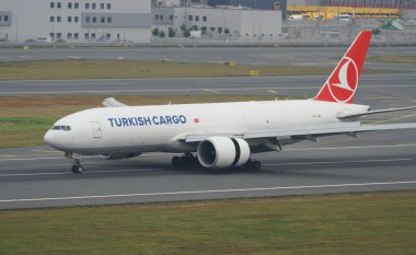 ISTANBUL, TURKIYE - 17 Haziran 2023: Türk Havayolları Kargo Boeing 777-FF2 (60404) İstanbul Uluslararası Havaalanına indi