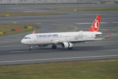 ISTANBUL, TURKIYE - 17 Haziran 2023: Türk Havayolları Airbus A321-231 (6563) İstanbul Uluslararası Havaalanına indi