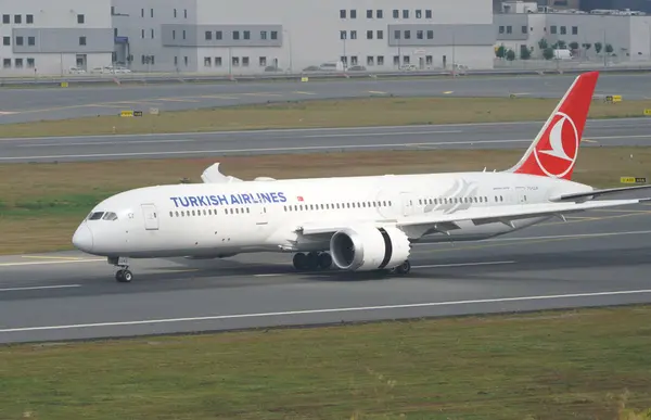 stock image ISTANBUL, TURKIYE - JUNE 17, 2023: Turkish Airlines Boeing 787-9 (65811) landing to Istanbul International Airport