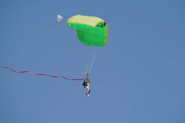 ESKISEHIR, TURKIYE - 17 Eylül 2023: Sivrihisar SHG Hava Gösterisinde paraşüt atlayıcısı sergilendi