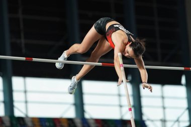 İSTANBUL, TURKIYE - 10 Şubat 2024: Balkan Atakoy Atletizm Şampiyonası sırasında tanımlanamayan atlet sırığı atlama