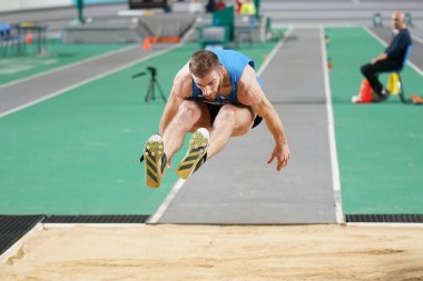 ISTANBUL, TURKIYE - 10 Şubat 2024: Atakoy Atletizm Arenasında düzenlenen Balkan Atletizm Şampiyonası sırasında tanımlanamayan atlet