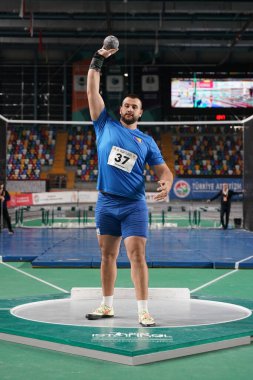 İSTANBUL, TURKIYE - 10 Şubat 2024: Balkan Atakoy Atletizm Şampiyonası sırasında vurulan tanımlanamayan sporcu