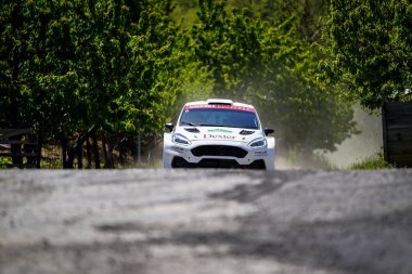 BURSA, TURKIYE - 18 Mayıs 2024: Bursa Rallisi 'nde ralli araba yarışı